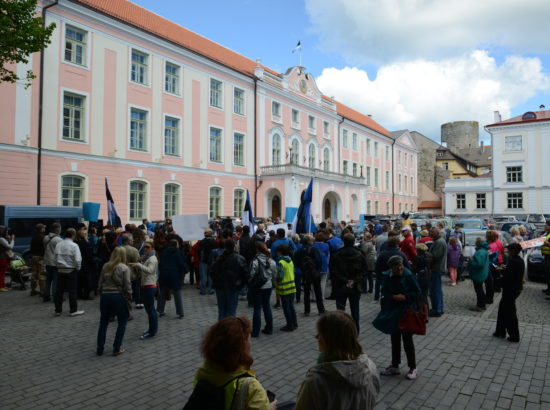 Eiki Nestor, Heljo Pikhof, Helmen Kütt, Urmas Kruuse ja Margus Tsahkna kohtusid puuetega inimestega